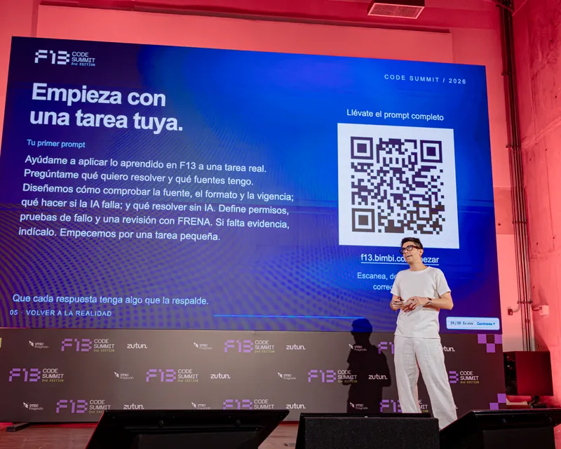Sebastian Bimbi on the F13 Code Summit stage beside a slide titled “Empieza con una tarea tuya”.